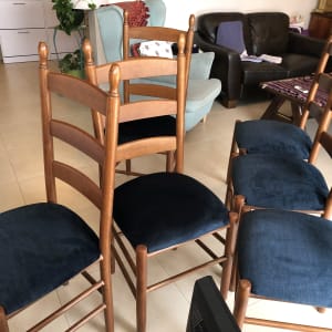 כיסאות עץ עם ריפוד כחול כהה