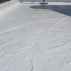 מריחת חומר איטום לבן על גג עם מגב