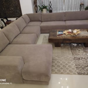 ספה מרופדת בצבע אפור בהיר עם כריות תואמות