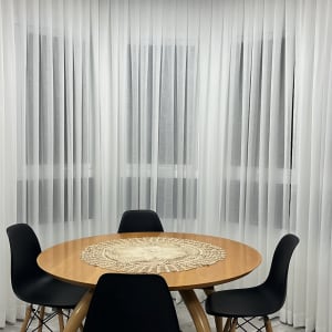 וילון לבן שקוף תלוי על חלונות גדולים