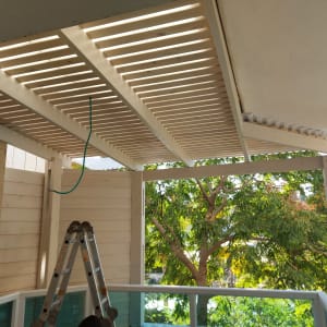 פרגולה מעץ עם סולם וחוט ירוק תלוי