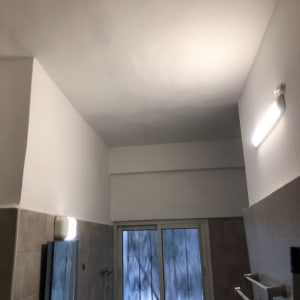 תקרה וקירות צבועים בלבן עם תאורה עליונה