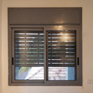 חלון אלומיניום עם תריסים אופקיים