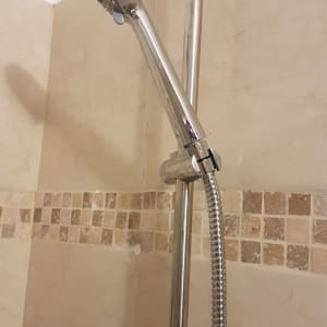 מקלחת עם ראש טוש מתכת וצינור גמיש