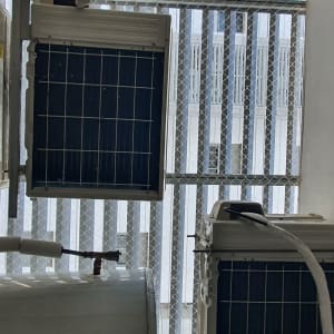 שני מזגנים מותקנים על קיר עם רשת מתכת