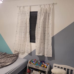 וילון תלוי על מוט בחדר ילדים