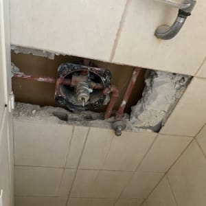 צנרת חשופה בקיר עם ברז מים