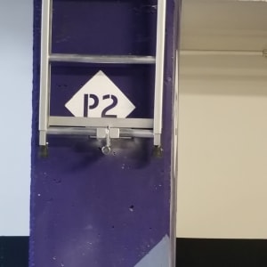 סולם מתכת על עמוד סגול עם סימן P2