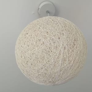 מנורת תקרה עגולה עם חוטים לבנים