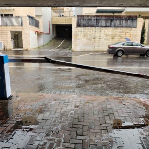 שער חשמלי עם מחסום זרוע פתוח בחניון