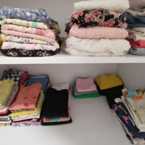 בגדים מקופלים ומסודרים על מדפים בארון