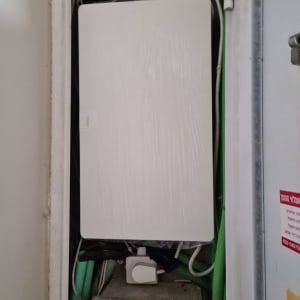 ארון חשמל עם כבלים ירוקים ושחור