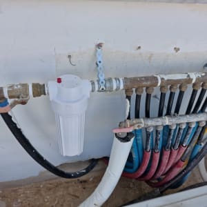 צנרת מים עם מסנן וברזים