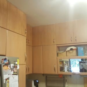 מטבח עם ארונות עץ ומקרר