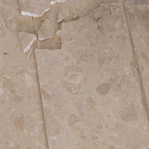 שברי שיש על רצפה עם סדקים גלויים