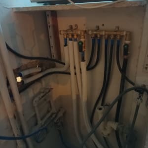 צינורות מים ומחברים בארון שירות