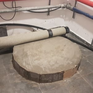 צינורות מים אדומים וכחולים, חיבורי צנרת, רצפת בטון