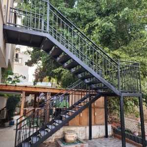 גרם מדרגות מתכת עם מעקה חיצוני