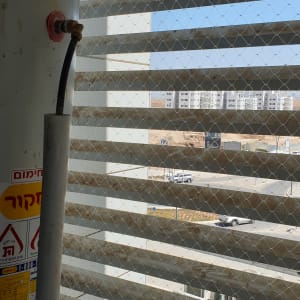 רשת למניעת כניסת יונים על חלון מרפסת