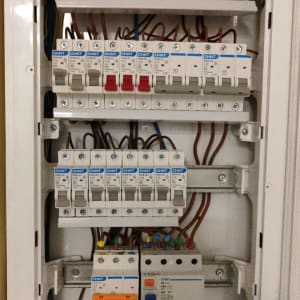 לוח חשמל עם מפסקים וחוטים צבעוניים