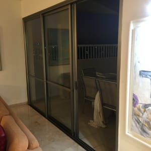 ויטרינה בעלת שלש כנפיים כל כנף 130 על 240 ס״מ