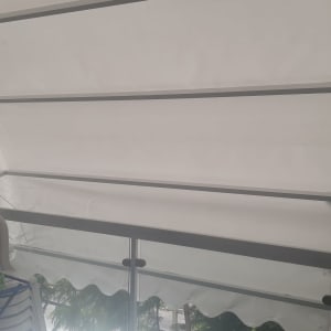 סוכך לבן עם מסגרת מתכת, צל על הקיר