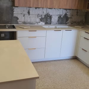 משטחי שיש במטבח מודרני עם ארונות לבנים