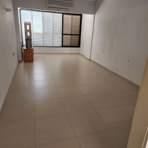 רצפה נקייה בחדר ריק עם חלון גדול