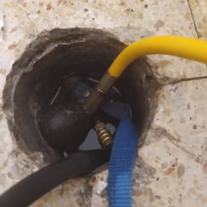 צינורות צבעוניים מחוברים לצינור מתכת בחור ברצפה