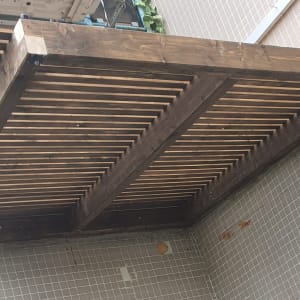 פרגולה מעץ עם קורות עץ חומות