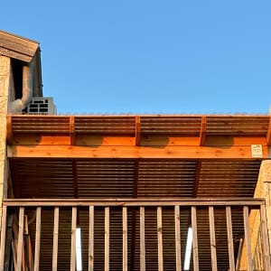 מרפסת עץ עם גג עץ ותאורה