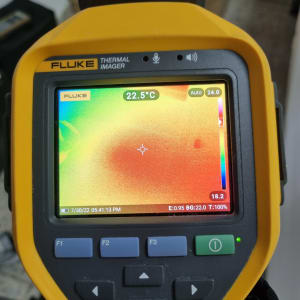 מד חום תרמי עם תצוגת טמפרטורה צבעונית