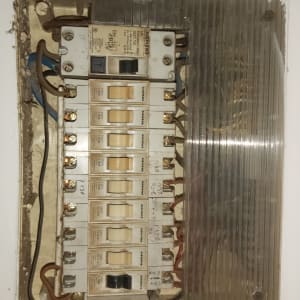 לוח חשמל עם מפסקים וחוטים חשמליים