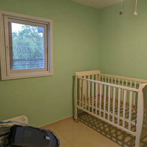 קיר צבוע בירוק בהיר בחדר ילדים