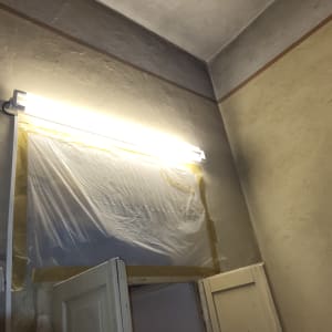 מנורת פלורסנט מותקנת על קיר עם חיווט חשמלי