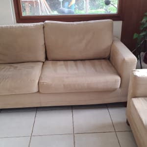 ספה בהירה עם כתמים קלים לניקוי