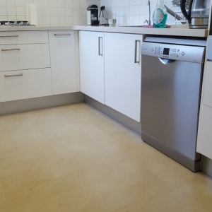 מטבח עם ארונות לבנים ומכשירי חשמל מודרניים