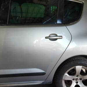 צד רכב עם דלתות וידיות כסופות