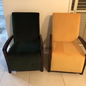 שני כיסאות מרופדים בצבעים שונים