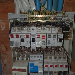 לוח חשמל עם מפסקים וחוטים חשמליים