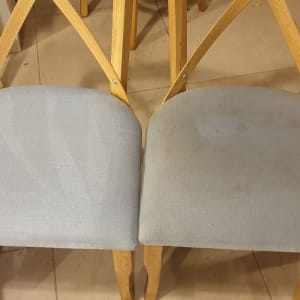 כיסאות עץ עם מושבים, אחד נקי ואחד מלוכלך