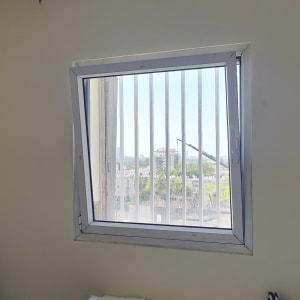 חלון פתוח עם תריסים לבנים