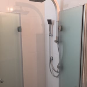 מקלחת חדשה עם ראש גשם ודלתות זכוכית