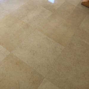 רצפה נקייה ומבריקה עם השתקפות אור