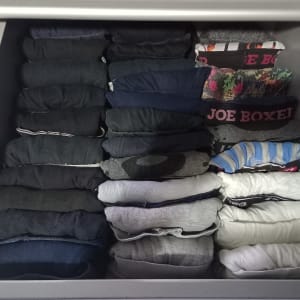 מגירה עם בגדים מקופלים ומאורגנים בשורות