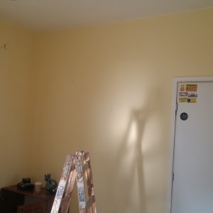 סולם צבוע בצבע על רקע קיר צהוב