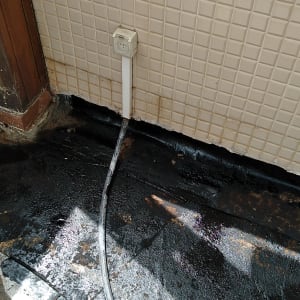 איטום גג עם זפת שחורה וכבל חשמלי