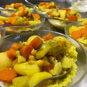 קערות עם קוסקוס וירקות מבושלים במטבח קייטרינג