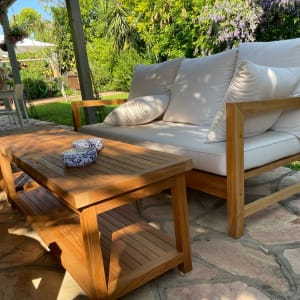 ספה ושולחן עץ בעבודת נגרות בגינה