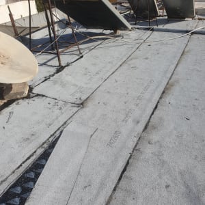 גג עם יריעות איטום ומיכלים גדולים